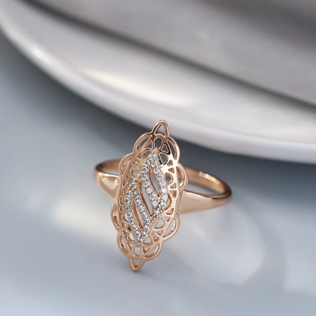 Bague Ajourée en Or Rose avec Cristaux Délicats