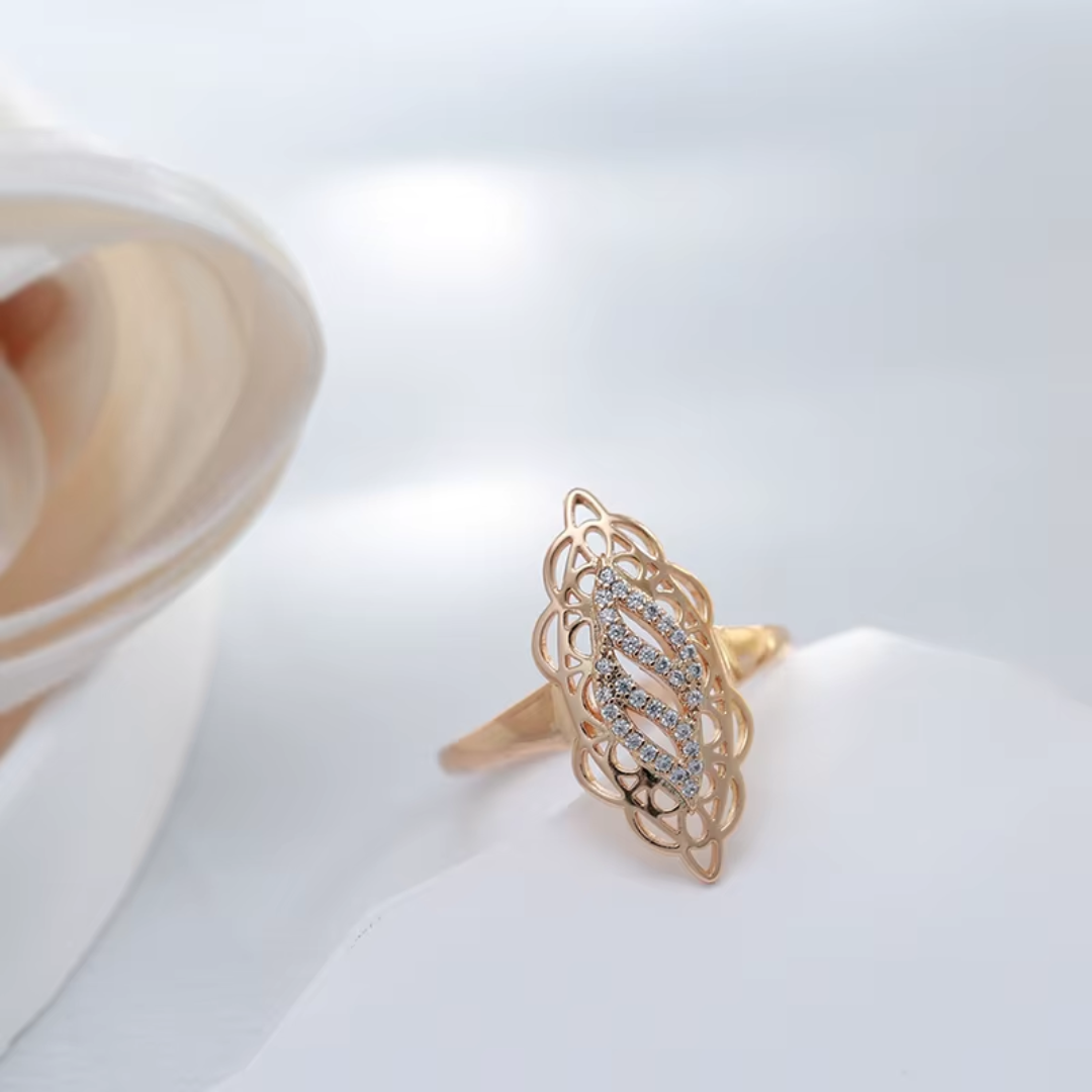 Bague Ajourée en Or Rose avec Cristaux Délicats