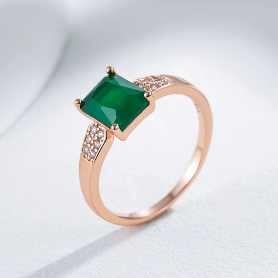 Bague Classique en Or Rose avec Cristal Vert et Détails en Zircones