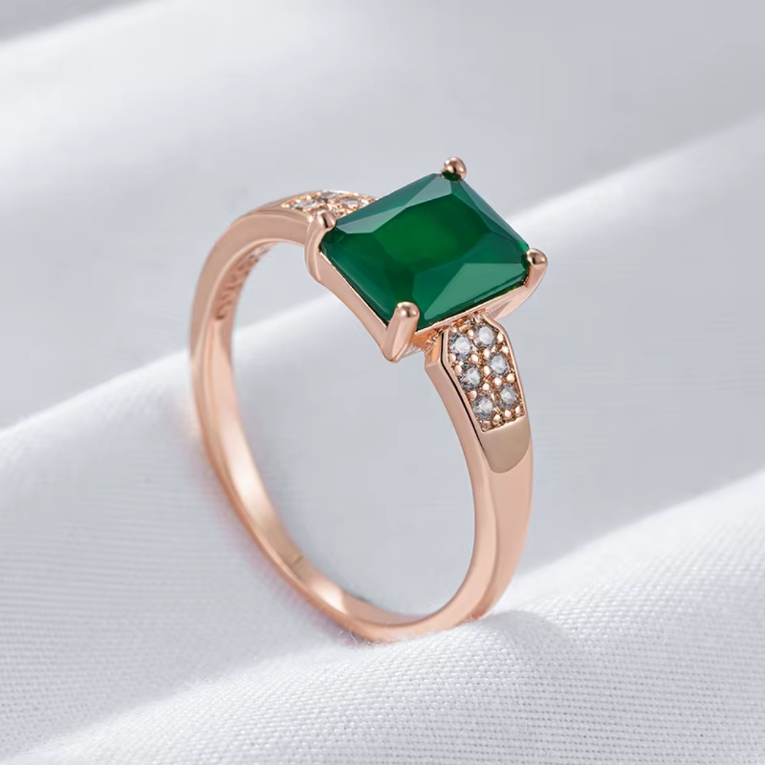 Bague Classique en Or Rose avec Cristal Vert et Détails en Zircones