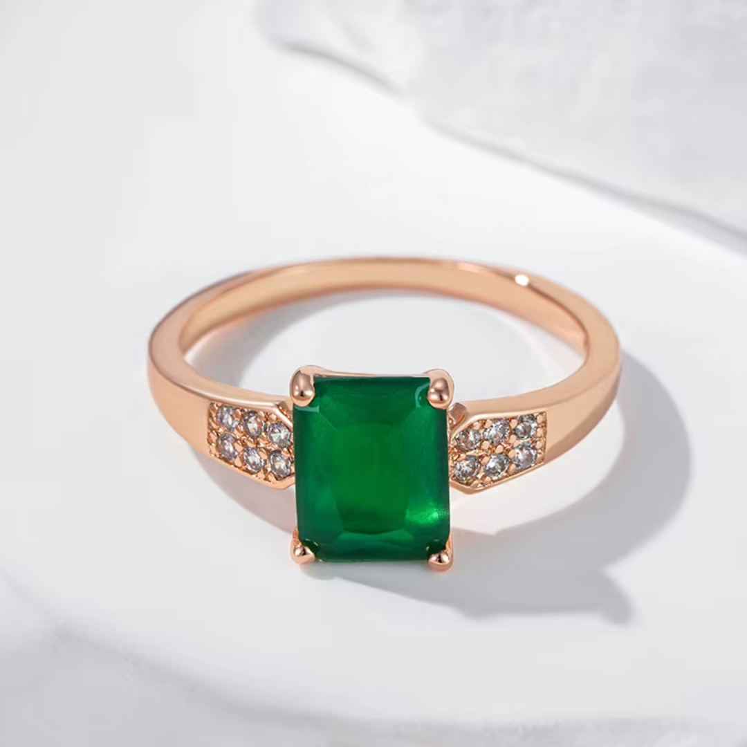 Bague Classique en Or Rose avec Cristal Vert et Détails en Zircones