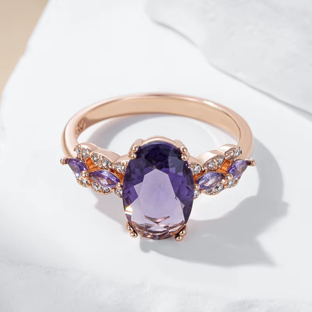 Bague Élégance en Or Rose avec Cristaux Violets et Détails en Zircones