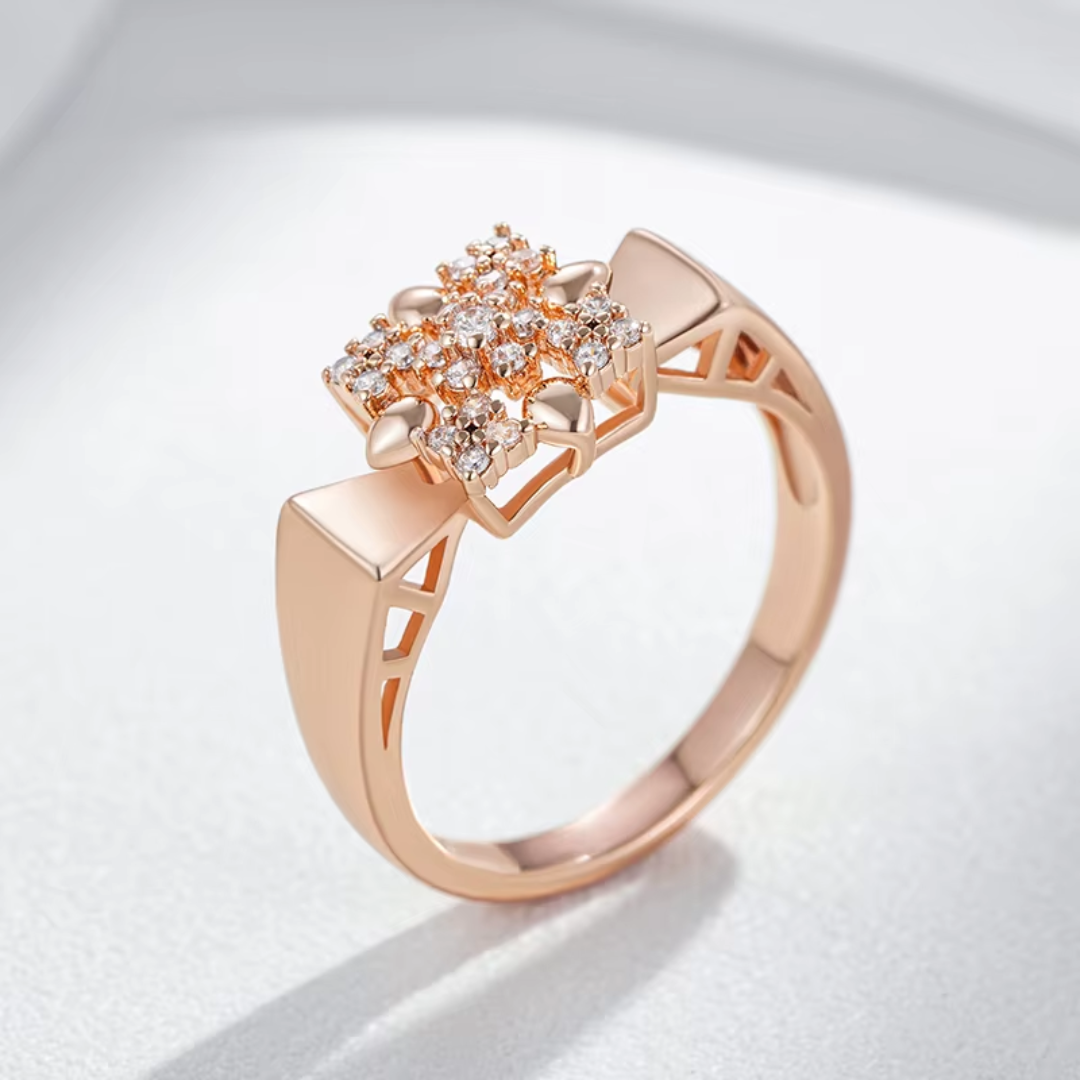 Bague Géométrique avec Détails en Cristaux en Or Rose