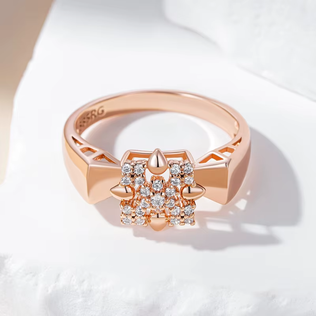 Bague Géométrique avec Détails en Cristaux en Or Rose