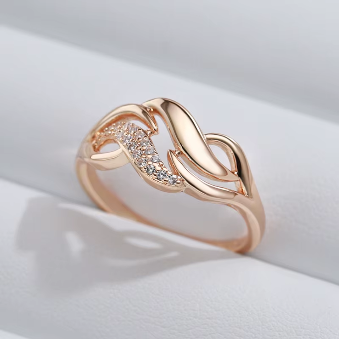 Bague Ondulée en Or Rose avec Cristaux Étincelants
