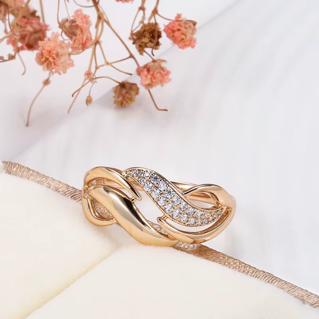 Bague Ondulée en Or Rose avec Cristaux Étincelants
