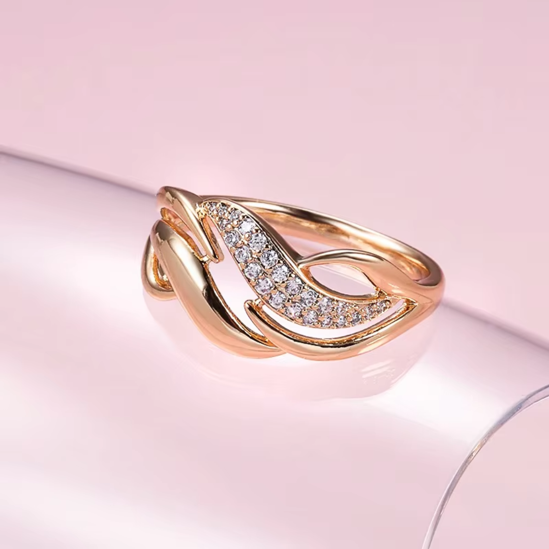 Bague Ondulée en Or Rose avec Cristaux Étincelants