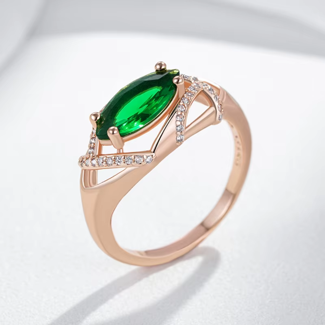 Bague Ovale Verte avec Détails en Cristaux en Or Rose