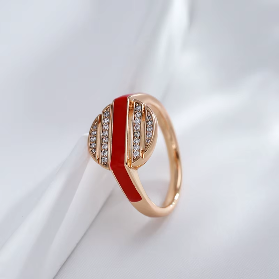 Bague Ronde en Or Rose avec Détails Rouges et Cristaux