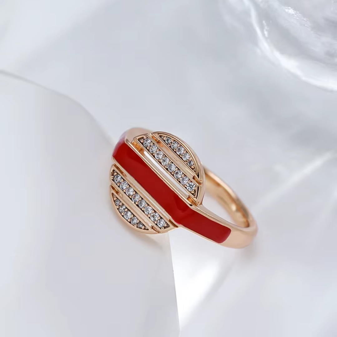 Bague Ronde en Or Rose avec Détails Rouges et Cristaux