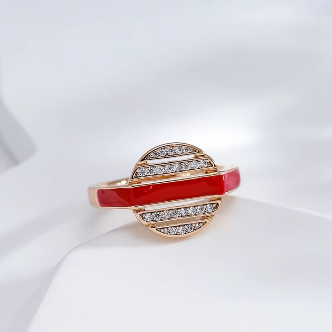 Bague Ronde en Or Rose avec Détails Rouges et Cristaux