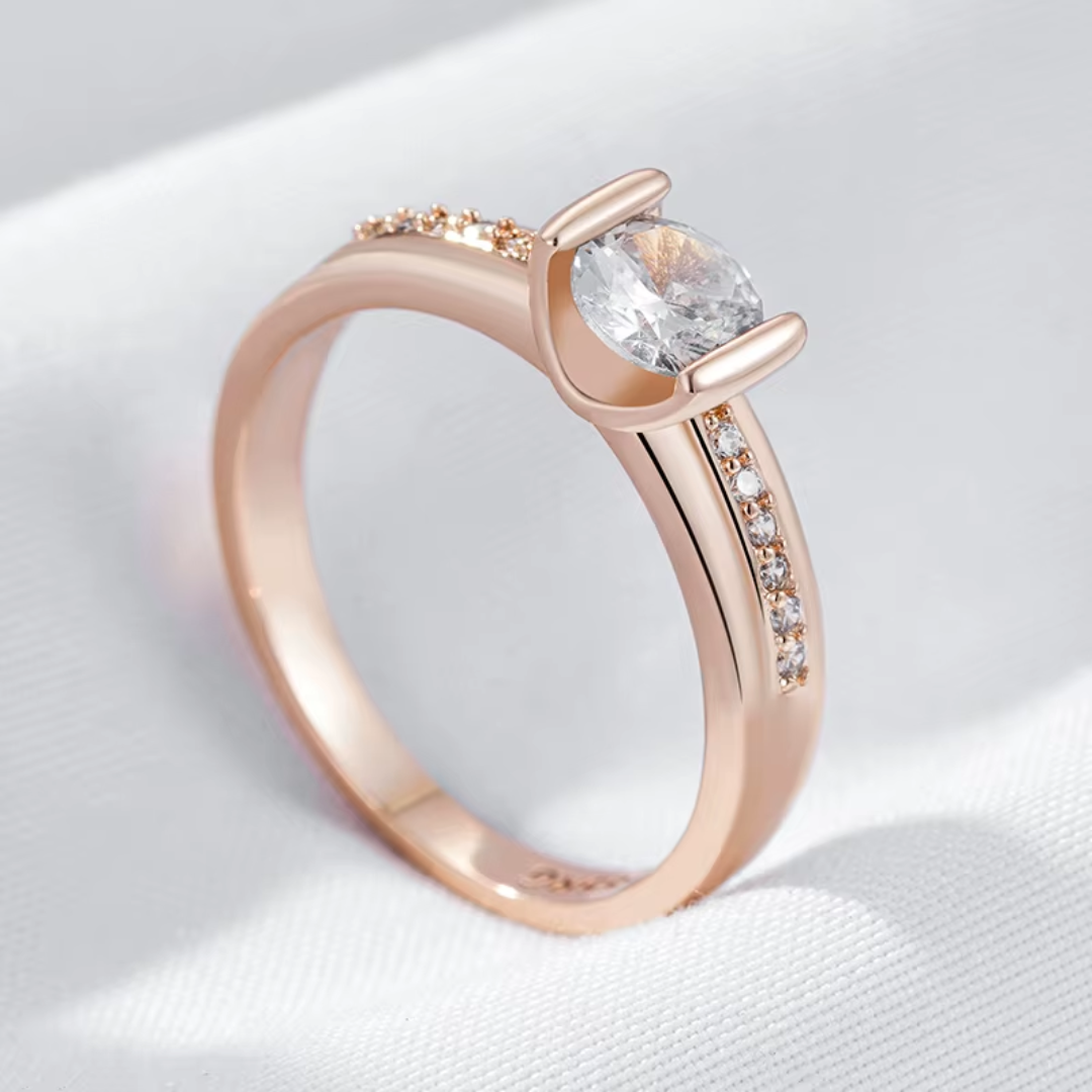 Bague Solitaire en Or Rose avec Cristal Transparent et Détails en Zircones