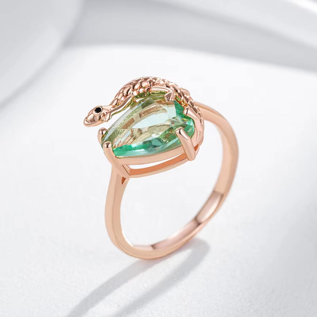Bague avec Cristal Vert et Détail de Lézard en Or Rose