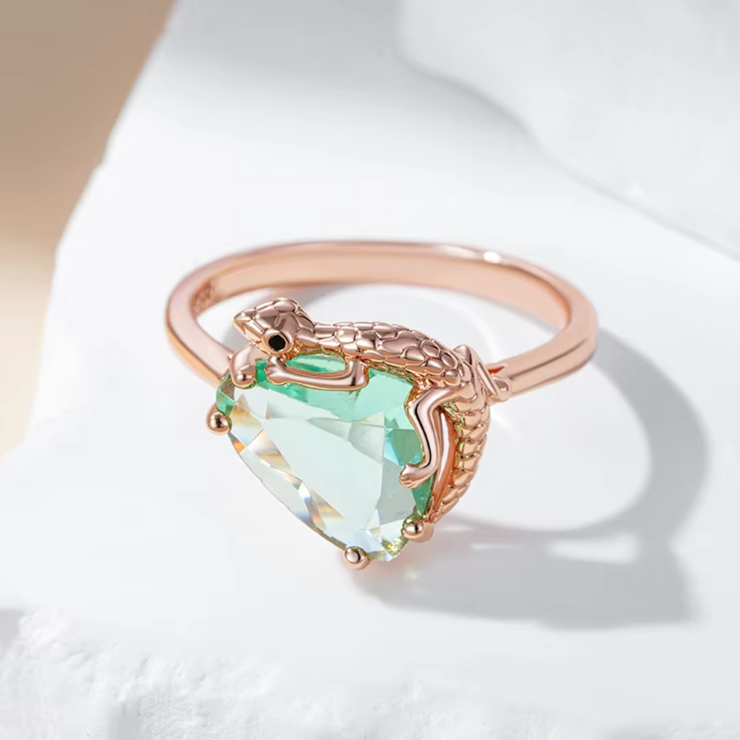 Bague avec Cristal Vert et Détail de Lézard en Or Rose