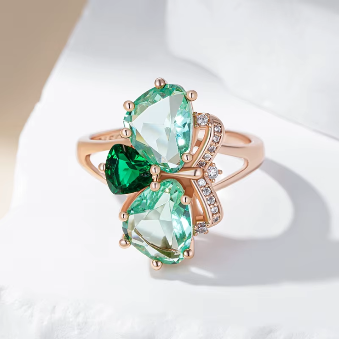 Bague en Or Rose Trio de Pierres Vertes aux Détails Élégants