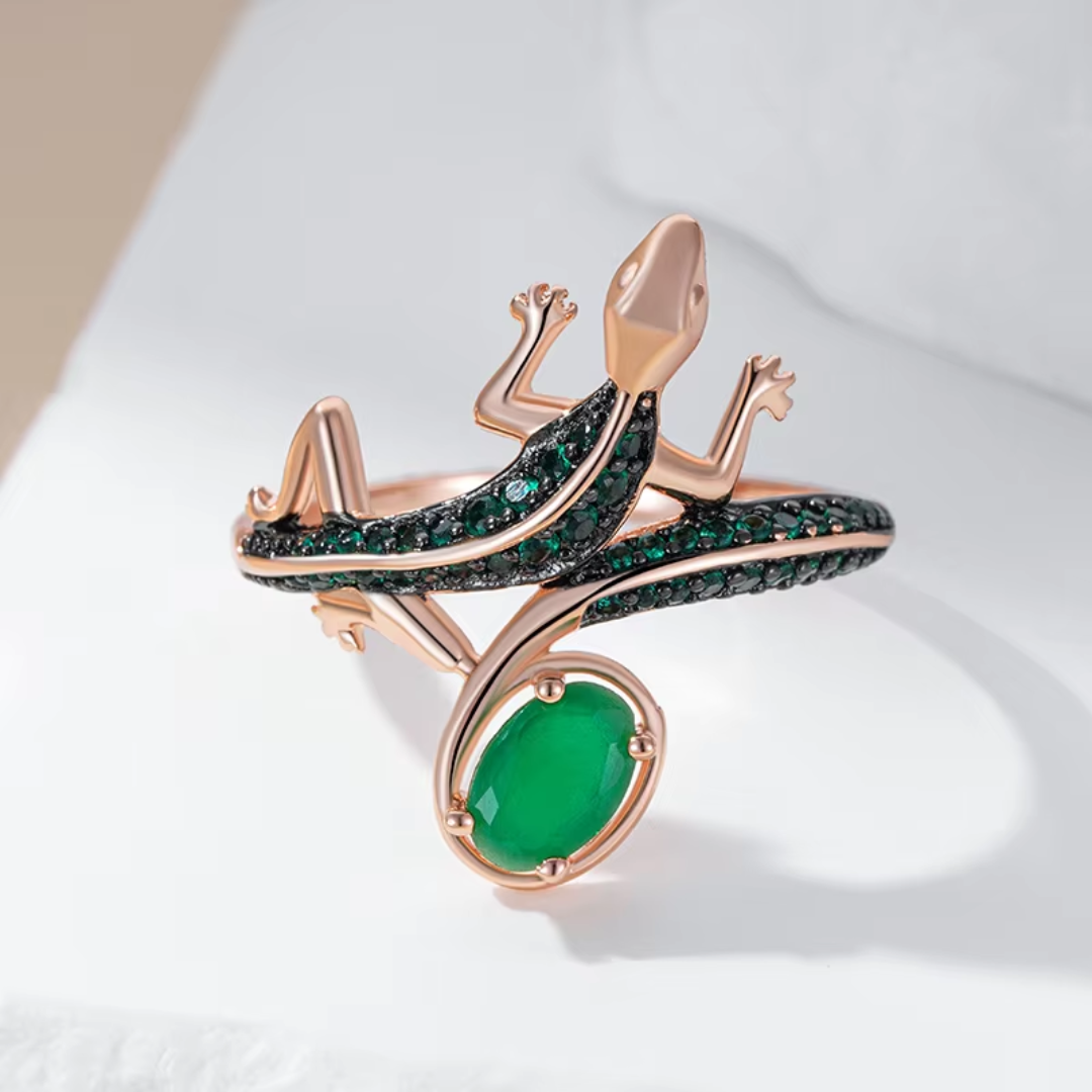 Bague en Or Rose avec Design Lézard et Cristaux Verts
