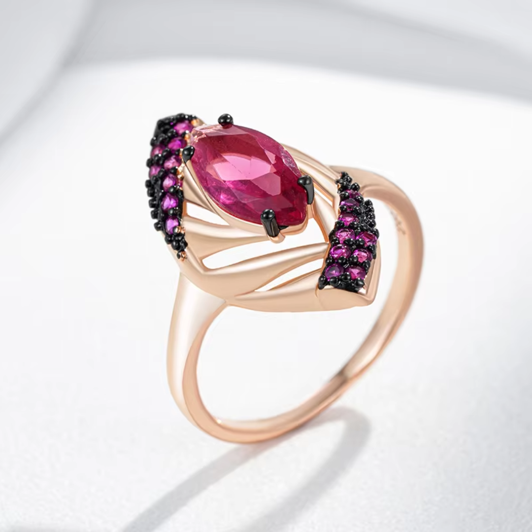 Bague en Or Rose avec Pierre Rouge Centrale et Détails en Zircon Roses