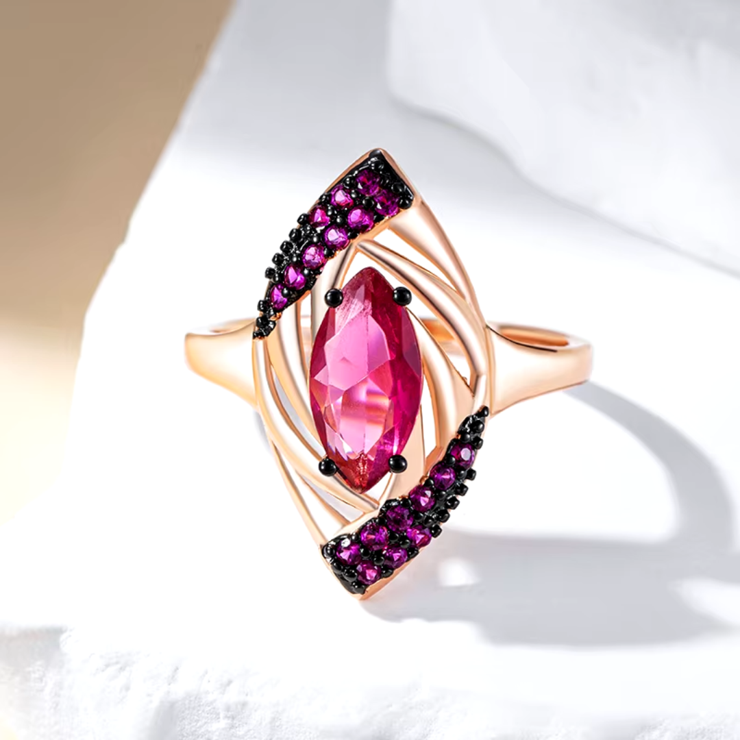 Bague en Or Rose avec Pierre Rouge Centrale et Détails en Zircon Roses