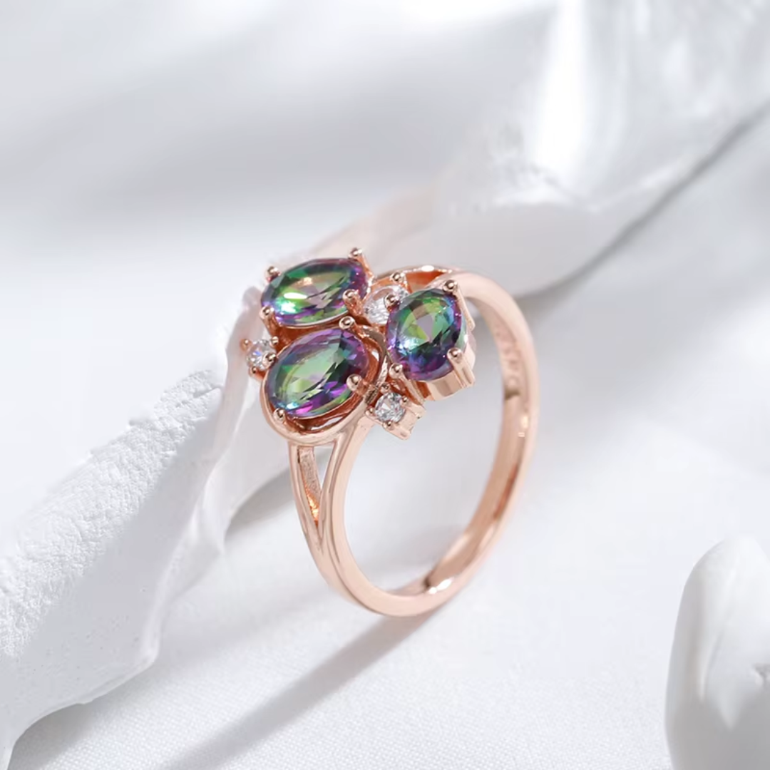 Bague en Or Rose avec Pierres Multicolores et Détails Étincelants
