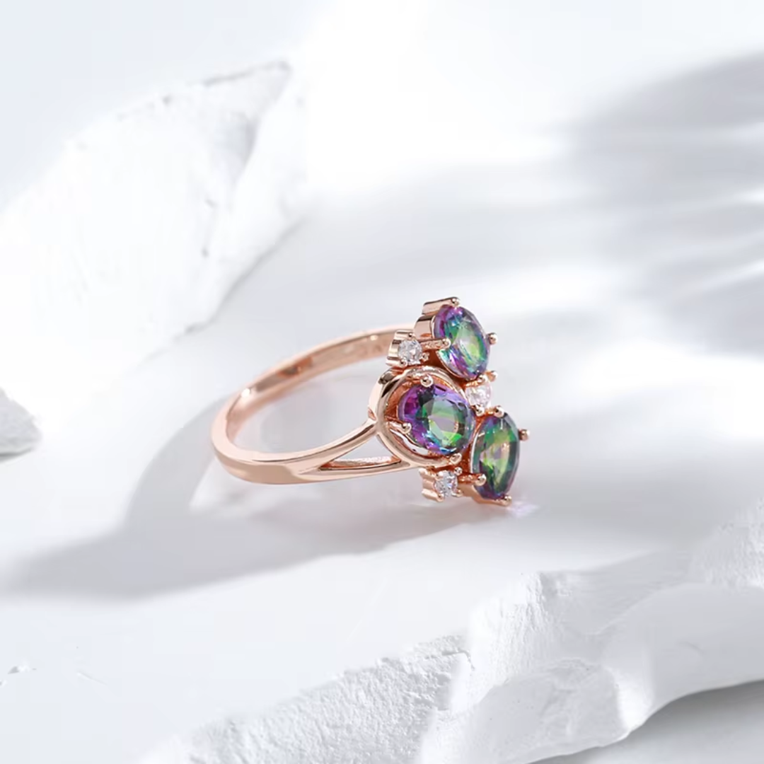 Bague en Or Rose avec Pierres Multicolores et Détails Étincelants