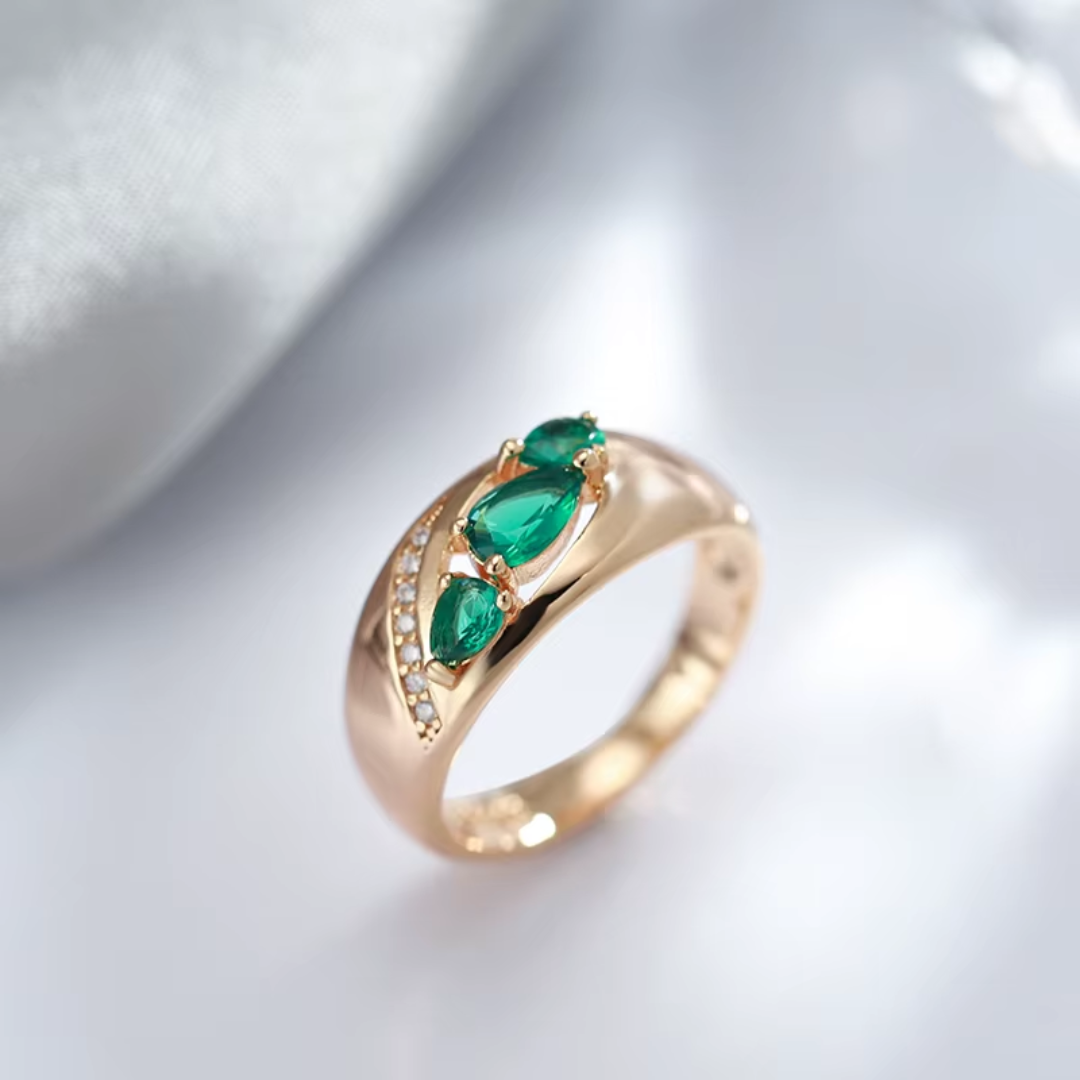Bague en Or Rose avec Pierres Vertes et Détails en Cristaux