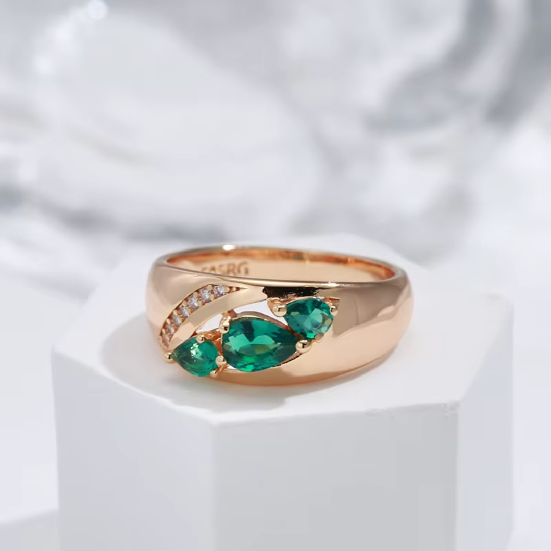 Bague en Or Rose avec Pierres Vertes et Détails en Cristaux