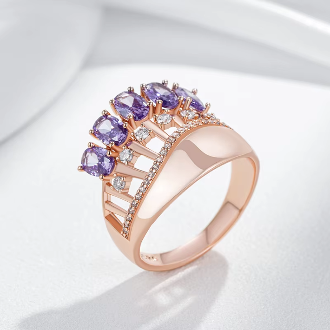 Bague en Or Rose avec Pierres Violettes et Détails en Cristaux Étincelants