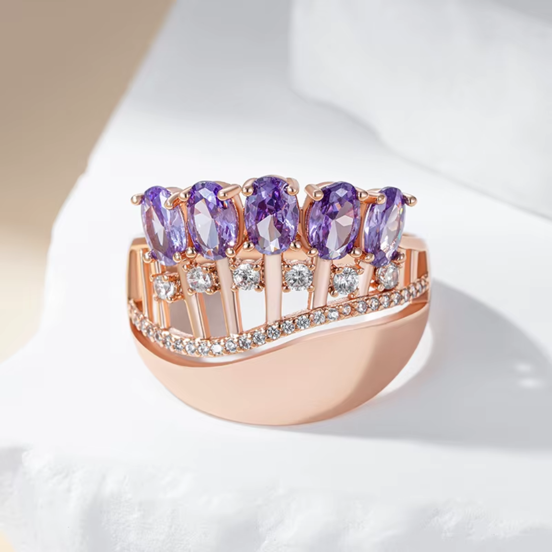 Bague en Or Rose avec Pierres Violettes et Détails en Cristaux Étincelants