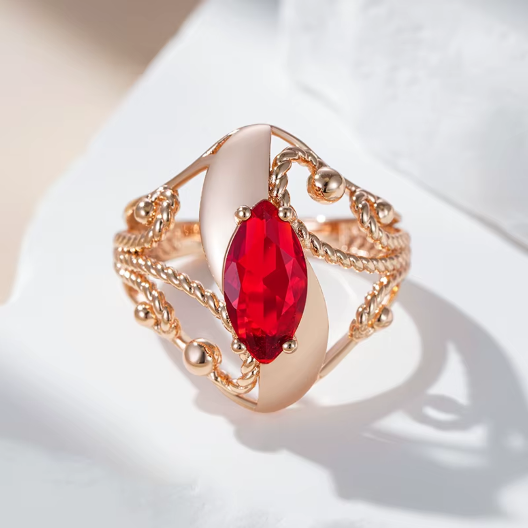 Bague en Or Rose avec Rubis et Détails Tressés Élégants