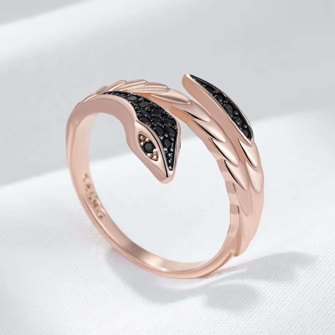Bague en Or Rose en Forme de Serpent avec Cristaux Noirs