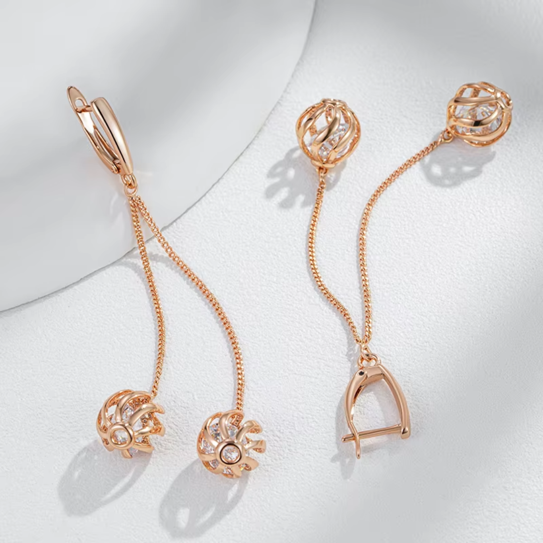 Boucles d’Oreilles Longues en Or Rose avec Pendentifs en Boules et Cristaux