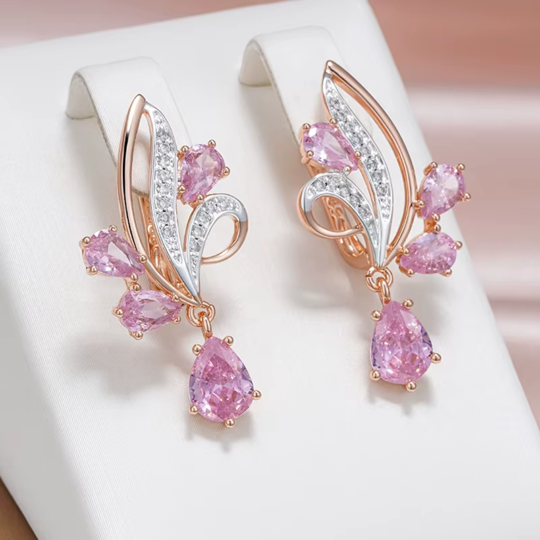 Boucles d'Oreilles Pendantes en Or Rose avec Cristaux Roses et Détails Floraux