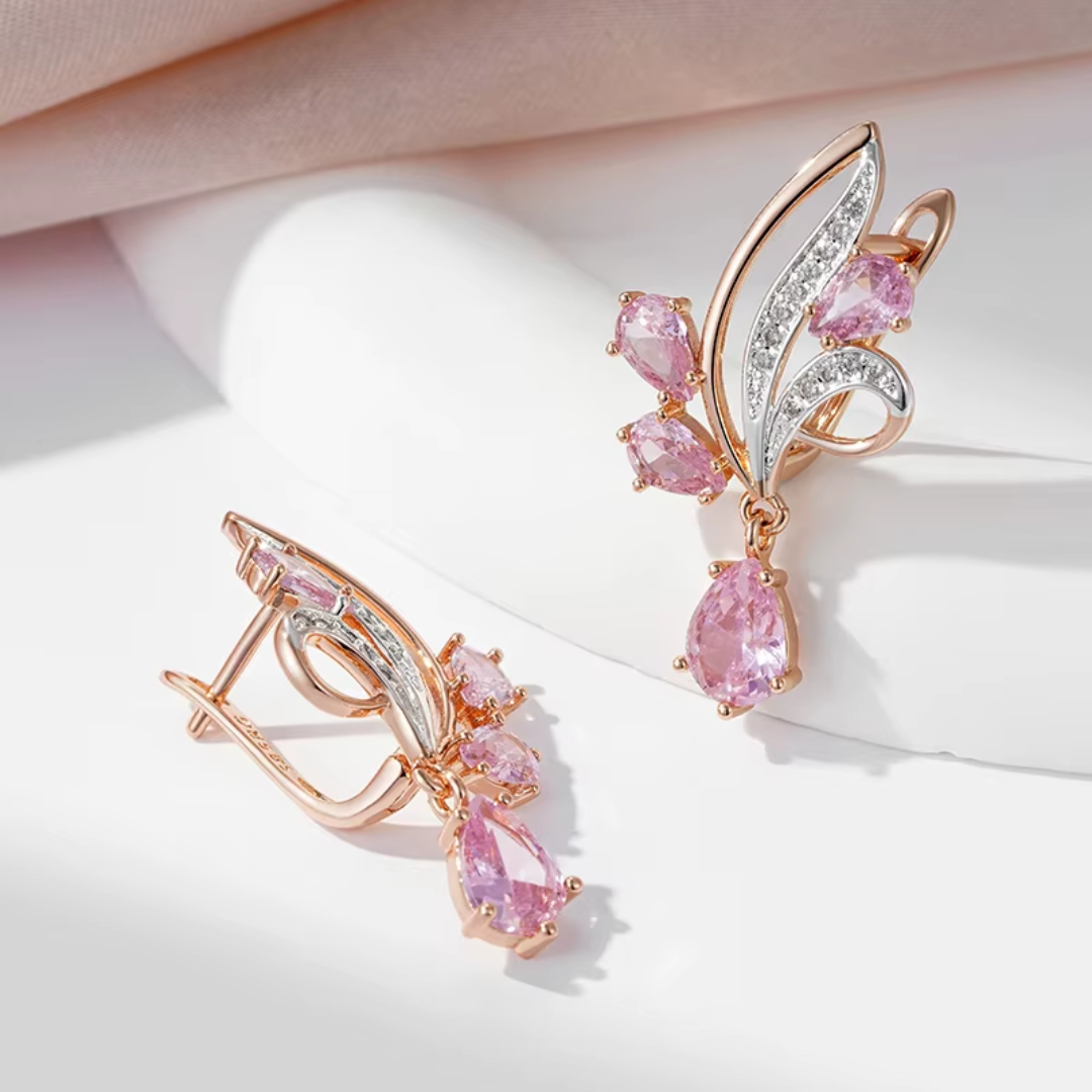 Boucles d'Oreilles Pendantes en Or Rose avec Cristaux Roses et Détails Floraux