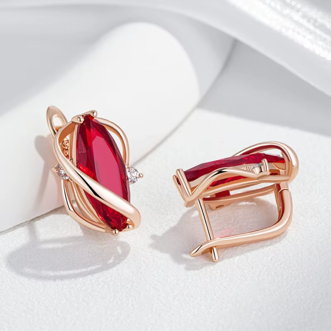 Boucles d'Oreilles en Or Rose avec Cristaux Rouges et Détails en Zircon