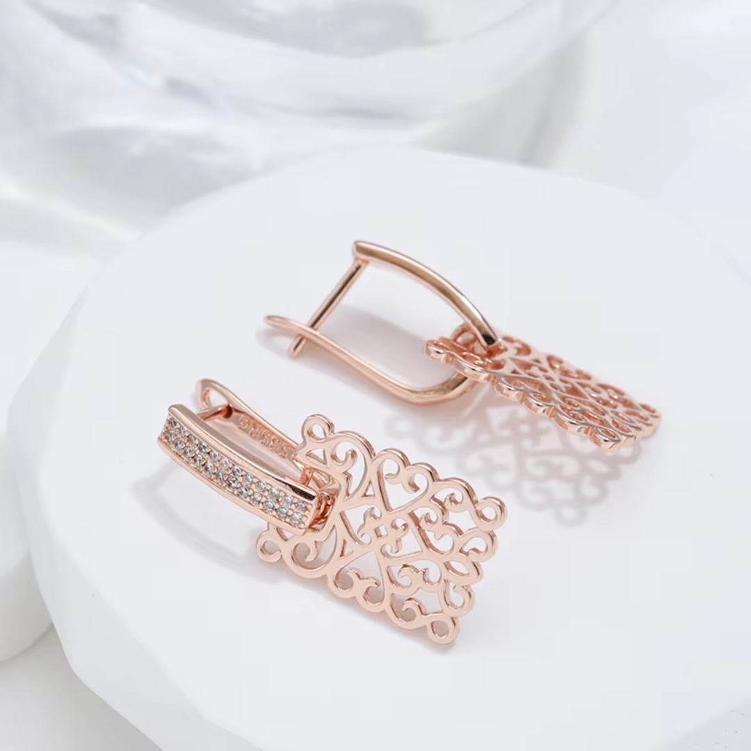 Boucles d’Oreilles en Or Rose avec Design Filigrane et Cristaux