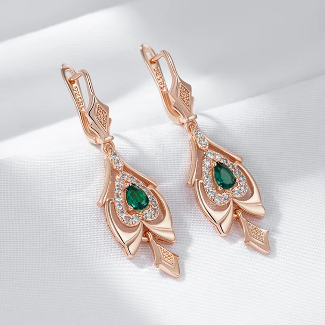 Boucles d’Oreilles en Or Rose avec Goutte Verte et Détails en Cristaux