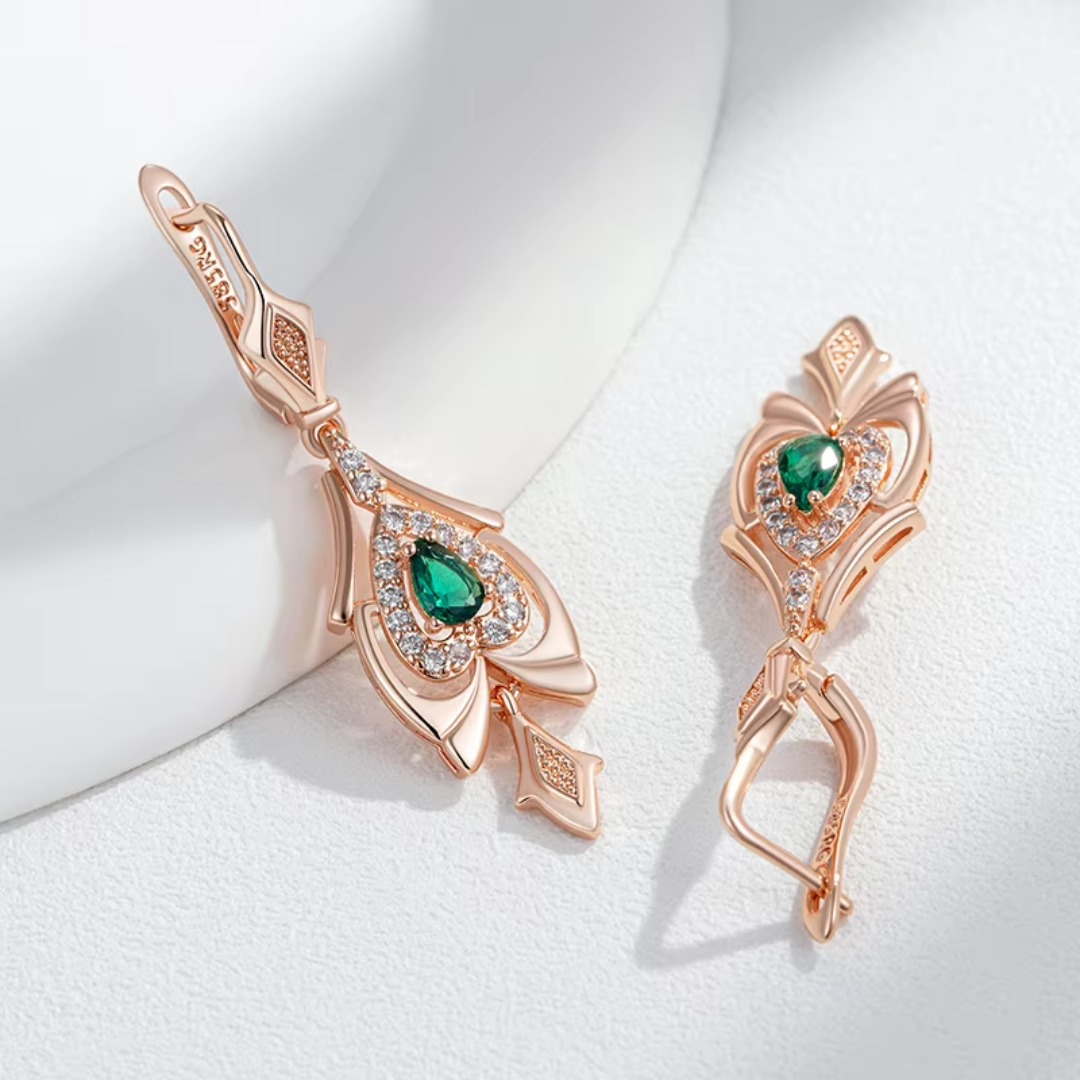 Boucles d’Oreilles en Or Rose avec Goutte Verte et Détails en Cristaux