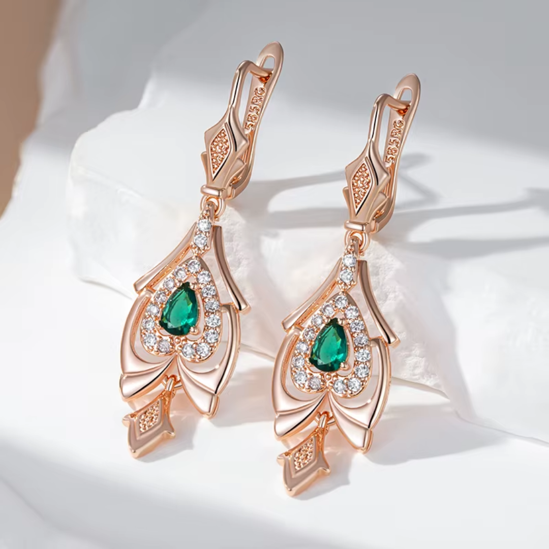 Boucles d’Oreilles en Or Rose avec Goutte Verte et Détails en Cristaux