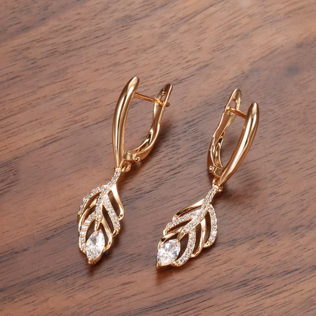 Boucles d'Oreilles en Or Rose avec Pendentif Plume avec Cristaux