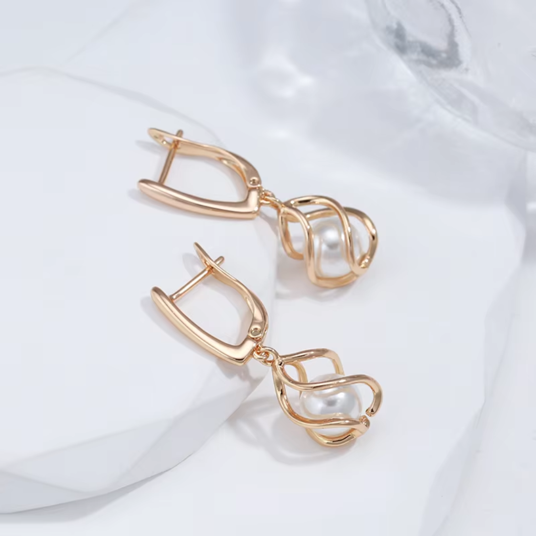 Boucles d’Oreilles en Or Rose avec Perle Enveloppée