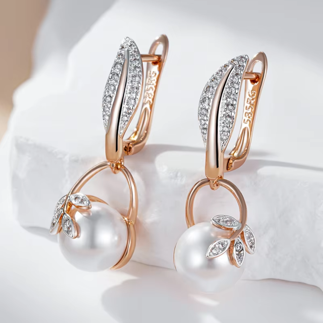 Boucles d'Oreilles en Or Rose avec Perles et Détails de Feuilles Pavées