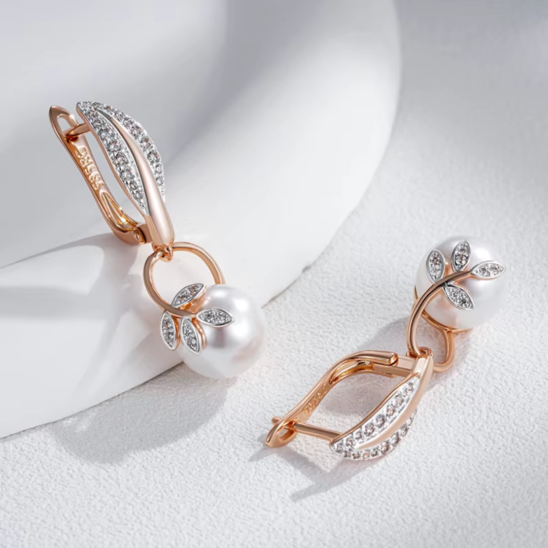 Boucles d'Oreilles en Or Rose avec Perles et Détails de Feuilles Pavées