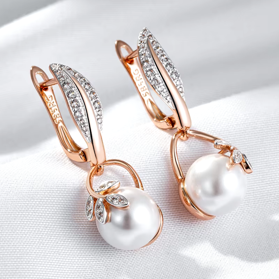 Boucles d'Oreilles en Or Rose avec Perles et Détails de Feuilles Pavées