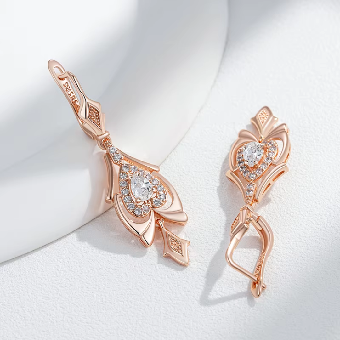 Boucles d'Oreilles en Or Rose avec Pierres Blanches en Design Goutte