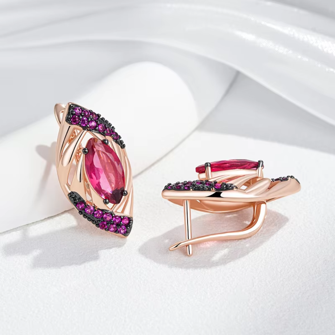 Boucles d'Oreilles en Or Rose avec Pierres Rouges et Détails Noirs