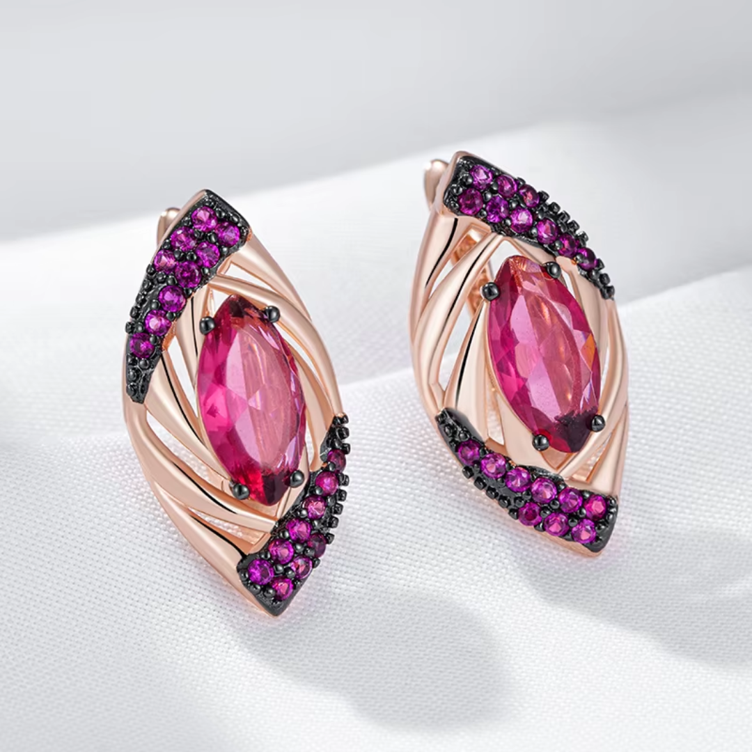 Boucles d'Oreilles en Or Rose avec Pierres Rouges et Détails Noirs