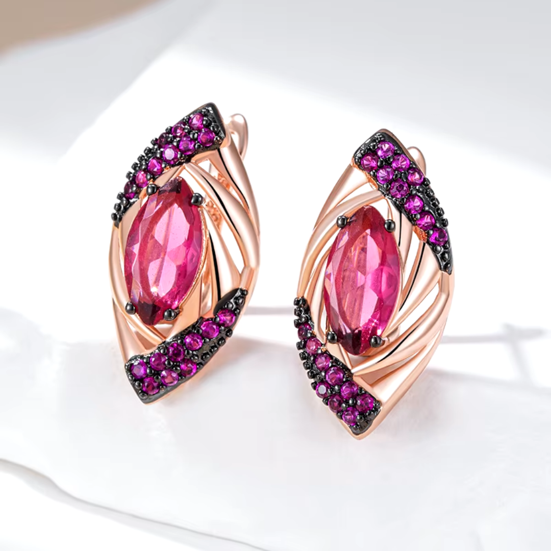 Boucles d'Oreilles en Or Rose avec Pierres Rouges et Détails Noirs
