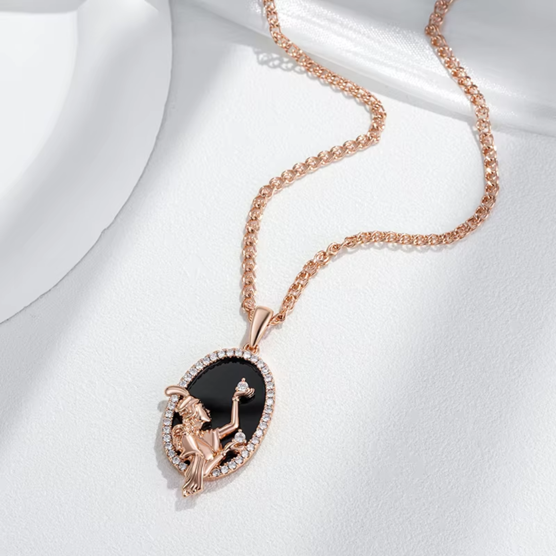 Collier Camée en Or Rose avec Détails Noirs et Cristaux