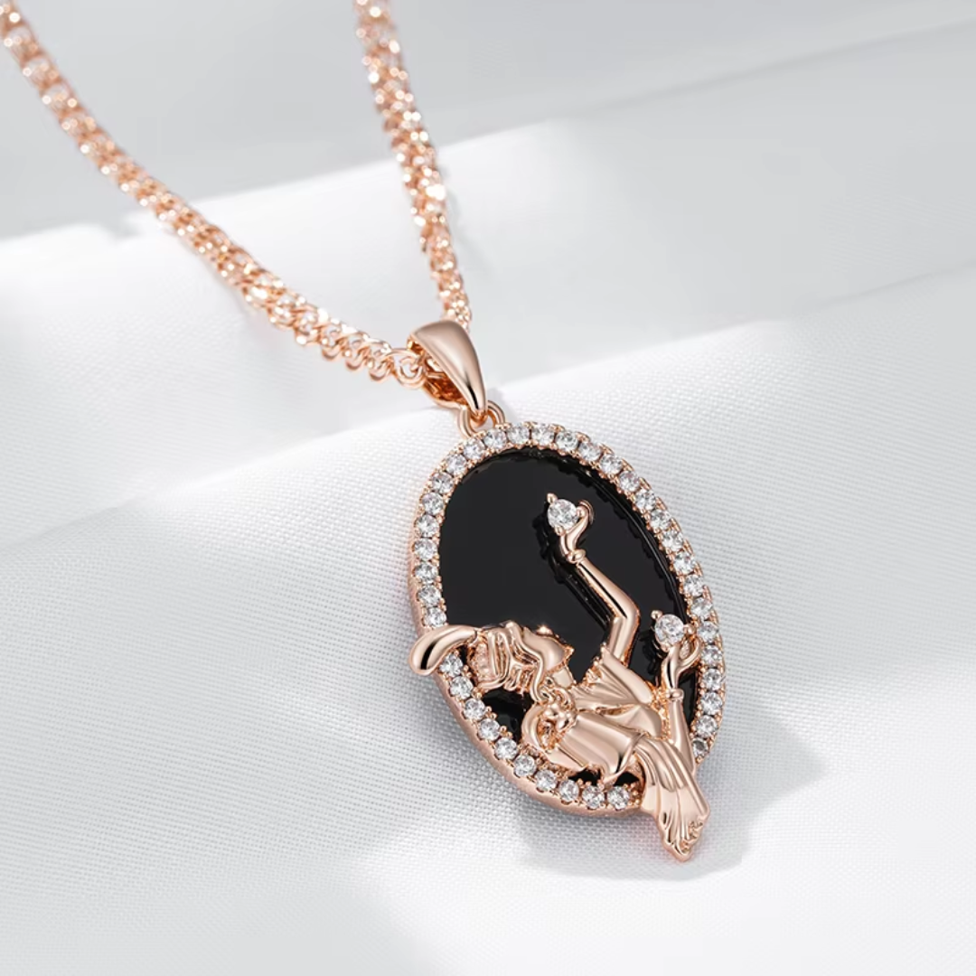 Collier Camée en Or Rose avec Détails Noirs et Cristaux