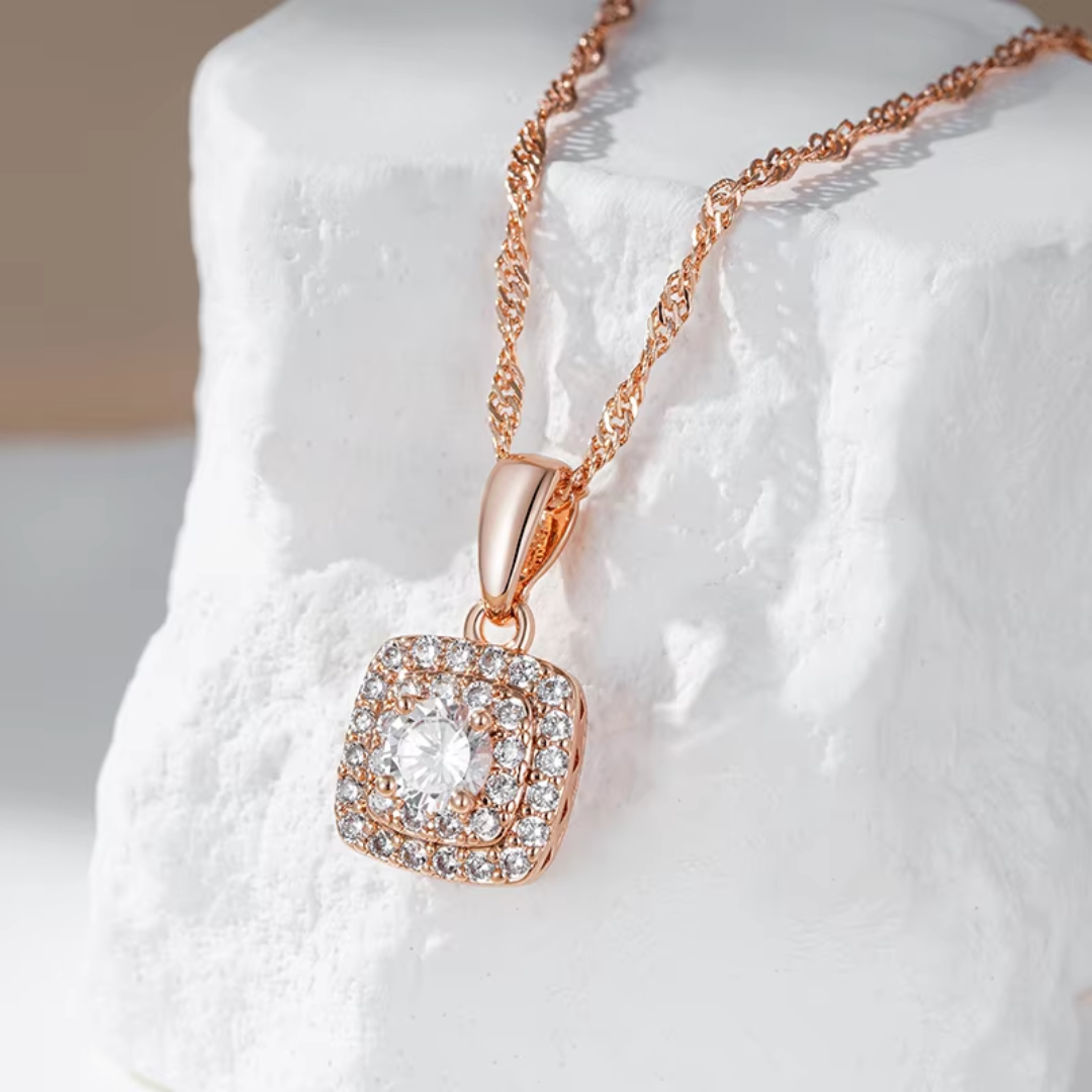 Collier Classique en Or Rose avec Cristal Central et Zircones